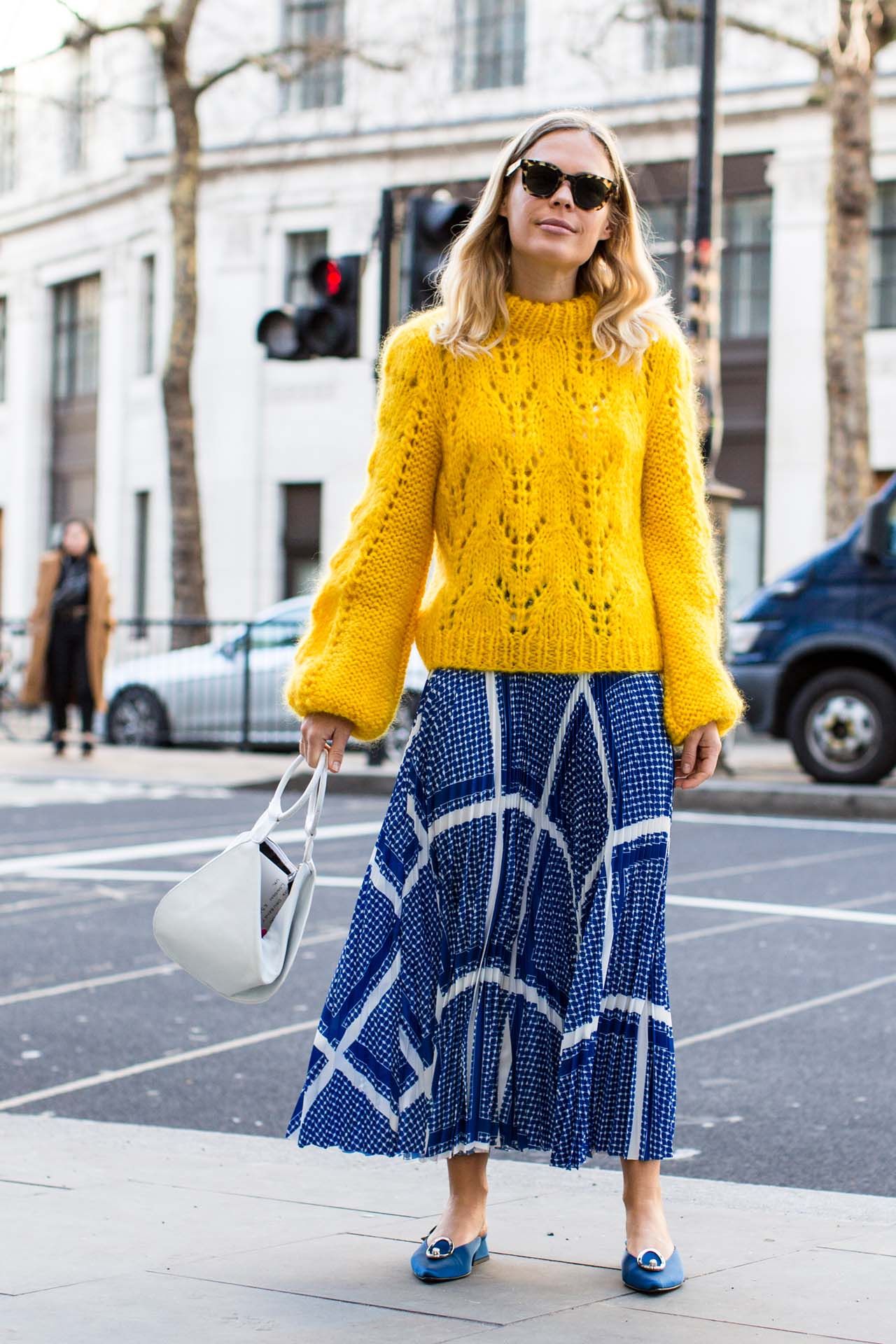Come abbinare i colori blu-giallo-street-style