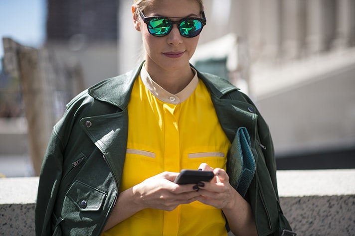 Come abbinare i colori street-style-yellow-green